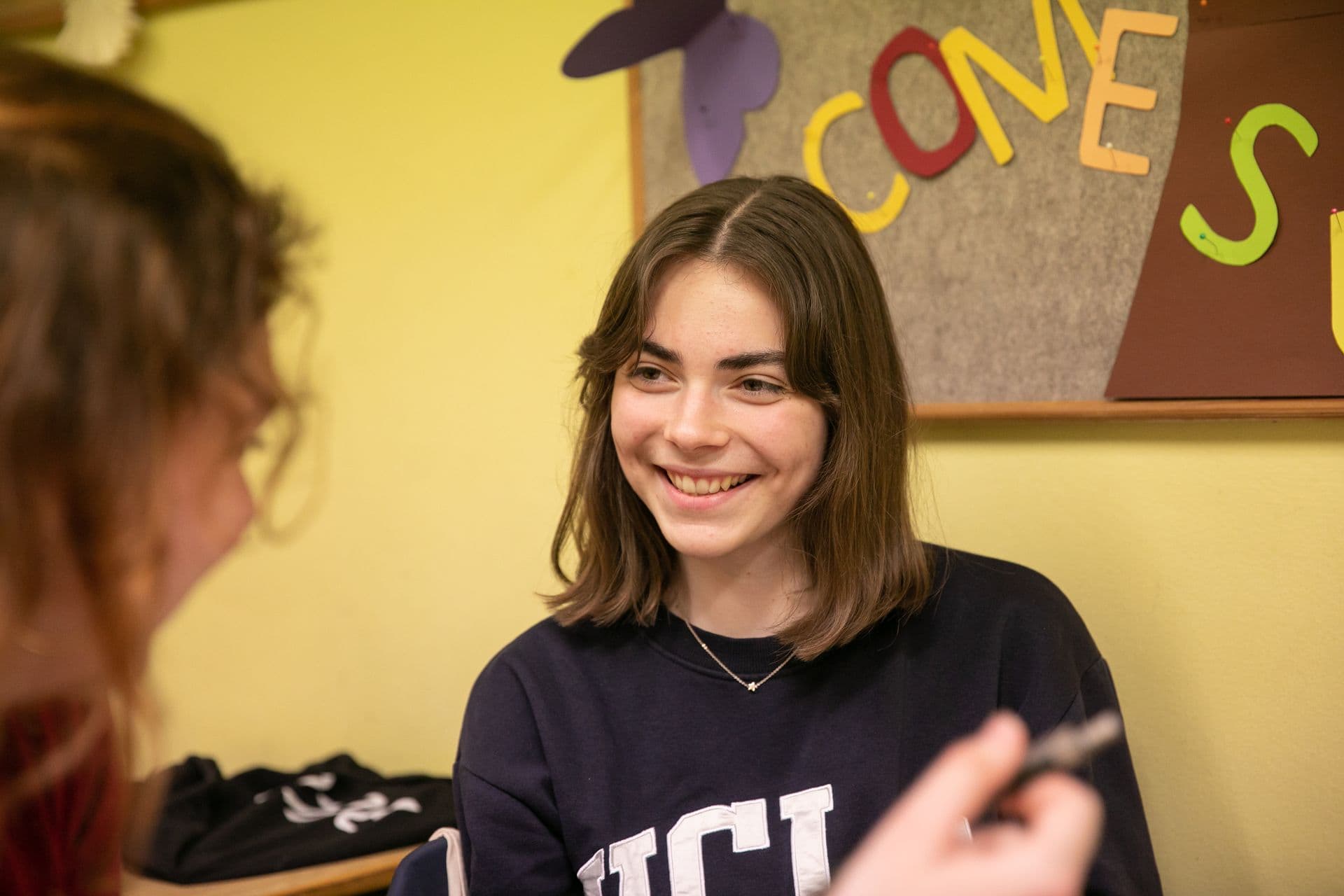 Nasmijana studentica na nastavi